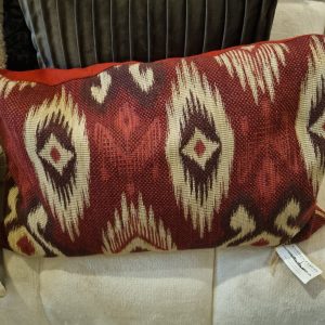 Rood bordeaux linnen kussen 40x60cm langwerpig, M.M. Metamorphosis Claudi De Kussenfabriek, binnen vulling met linnen prachtig motief voor en achterkant kussen effen rood bijpassend genaamd Carino red (op voorraad) V1