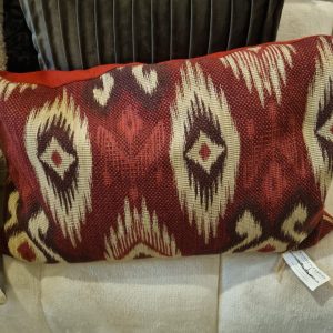 Rood bordeaux linnen kussen 40x60cm langwerpig, M.M. Metamorphosis Claudi De Kussenfabriek, binnen vulling met linnen prachtig motief voor en achterkant kussen effen rood bijpassend genaamd Carino red (op voorraad) V1