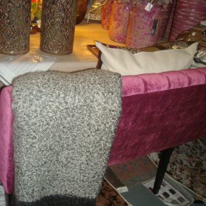 zwart grijs gemeleerde met zwarte franje,  Silvera,  Riviera, sprei / deken / plaid zwart grijs voelt en lijkt wol maar is acryl heel zacht (op voorraad) V 1