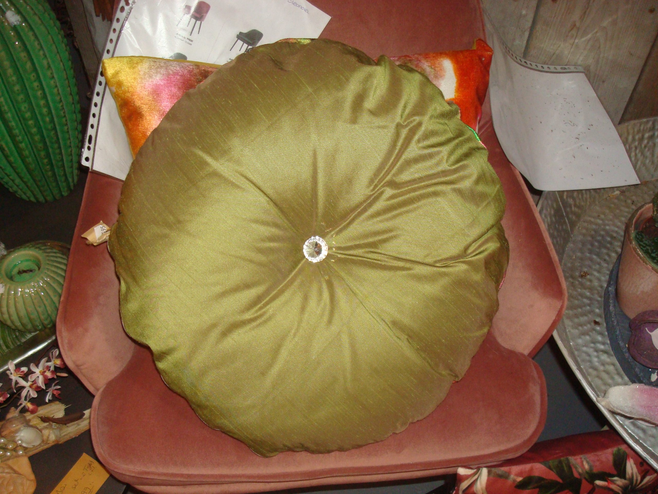 Roze oranje incl. binnen kussen 50x50cm rond, M.M. Metamorphosis, met knoop in het midden, Claudi, fluweel meerkleurig, achterkant groen incl. binnen kussen (op voorraad) V1 - Afbeelding 2