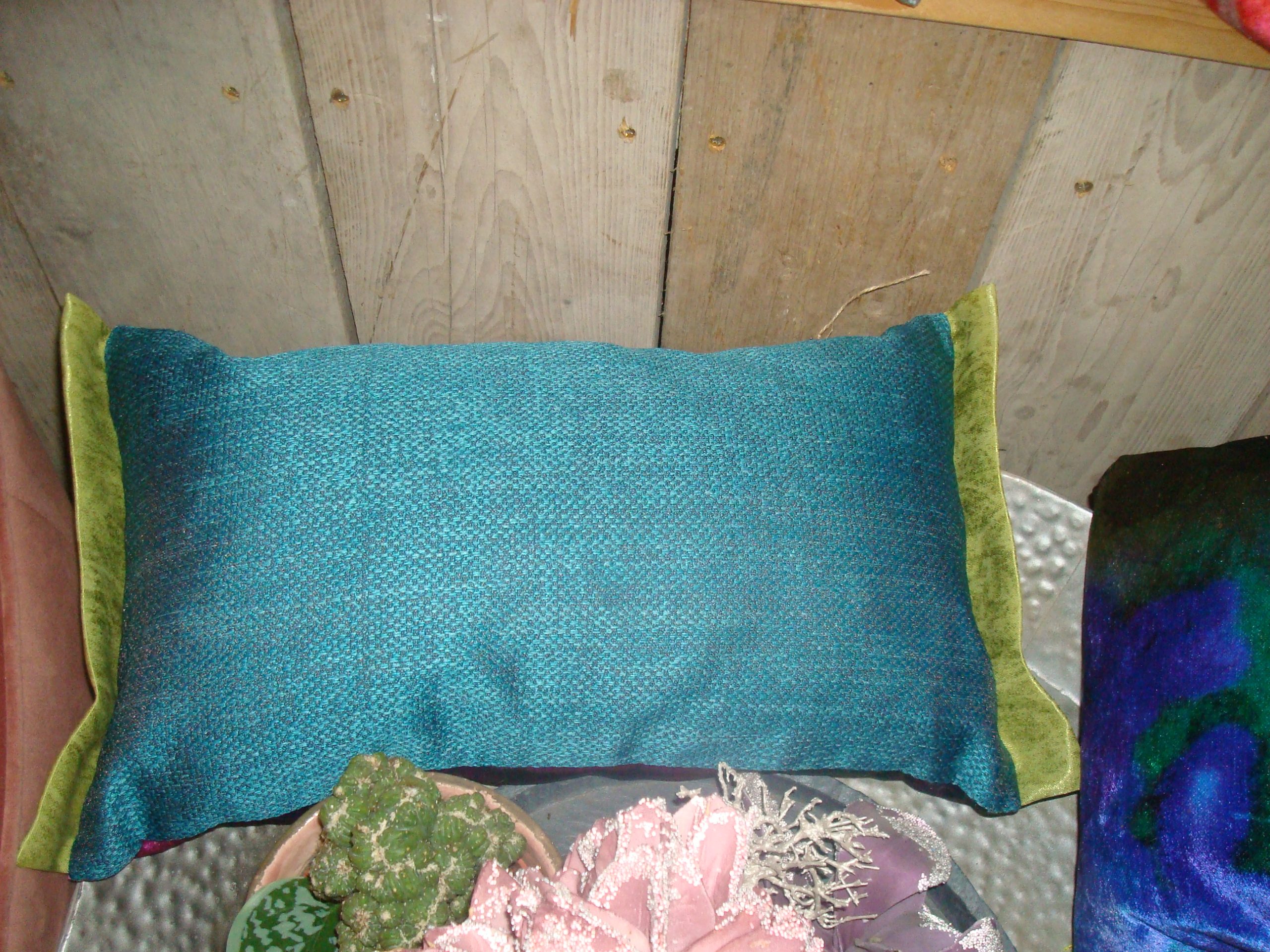 Roze paars meerkleurig kussen 30x50cm langwerpig, M.M. Metamorphosis, fluweel, achterkant blauw afgewerkt met een groene band langs de 2 buiten randen incl. binnen kussen (op voorraad) V1 - Afbeelding 2