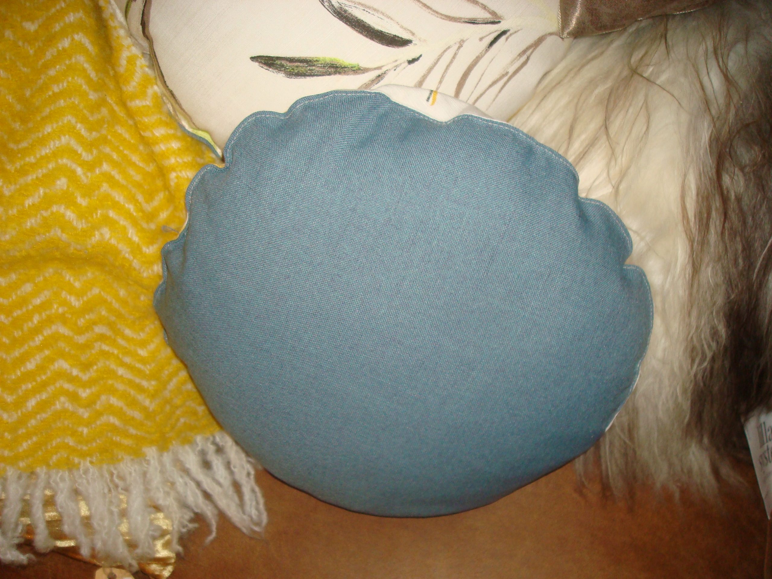 Geel groen kussen 40x40cm rond, M.M. Metamorphosis, vogel achterkant blauw incl. binnen kussen (op voorraad) V2 - Afbeelding 2