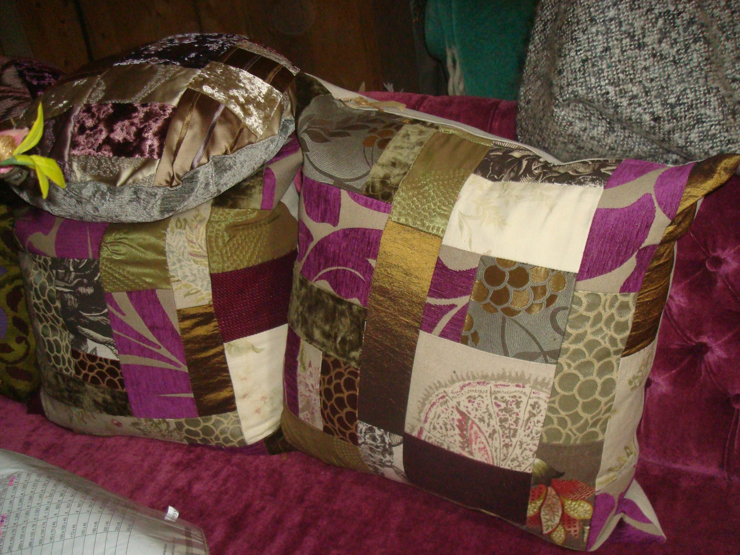 paars groen kussen 60x60cm vierkant, Claudi M.M. Metamorphosis, kussen handwerk patchwork achterkant beige incl. binnen kussen (op voorraad) V1 - Afbeelding 2