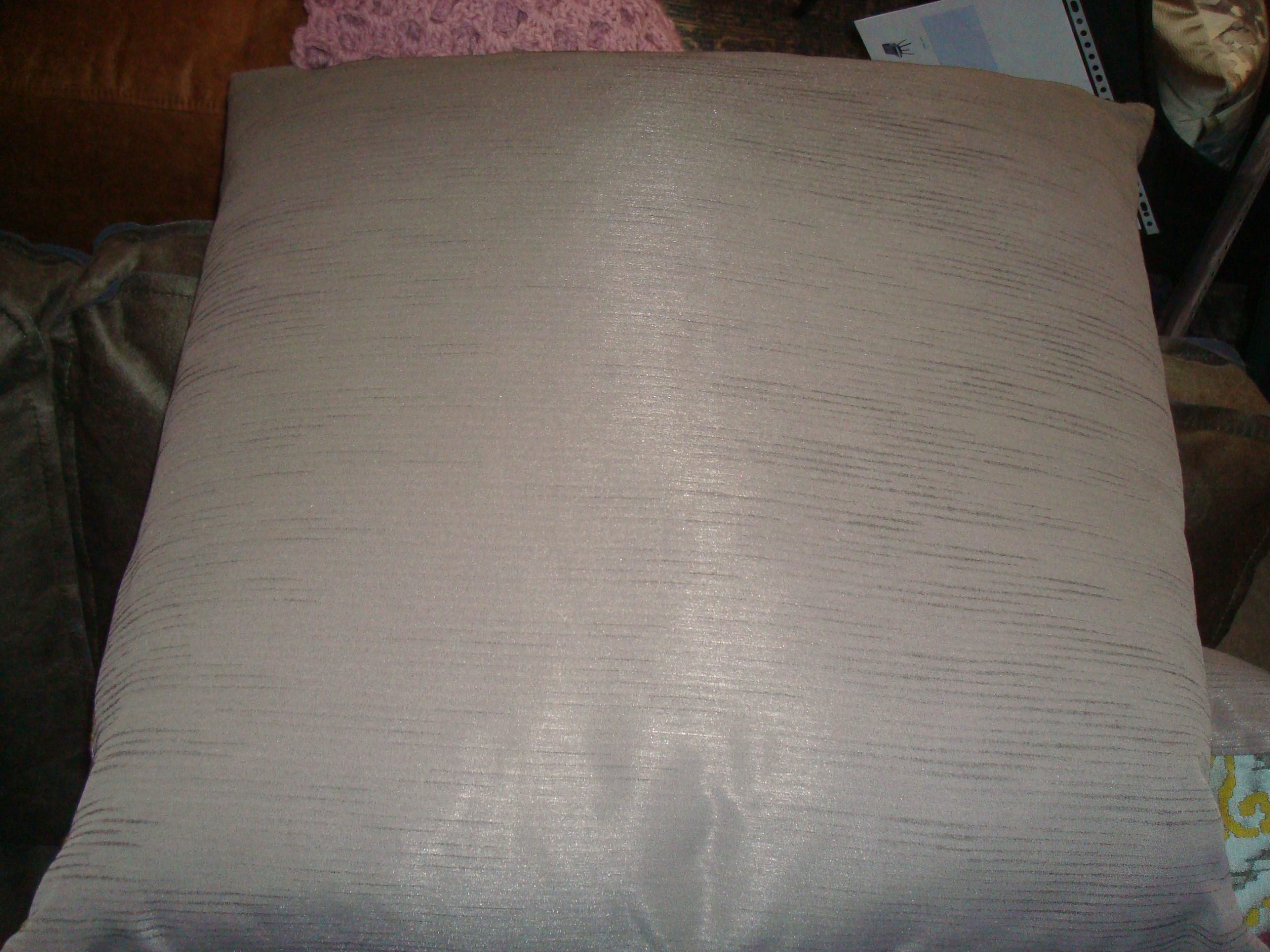 Roze geel oker  kussen 60x60cm vierkant, M.M. Metamorphosis, de achterkant beige grijs incl. binnen kussen (op voorraad) V1 - Afbeelding 2