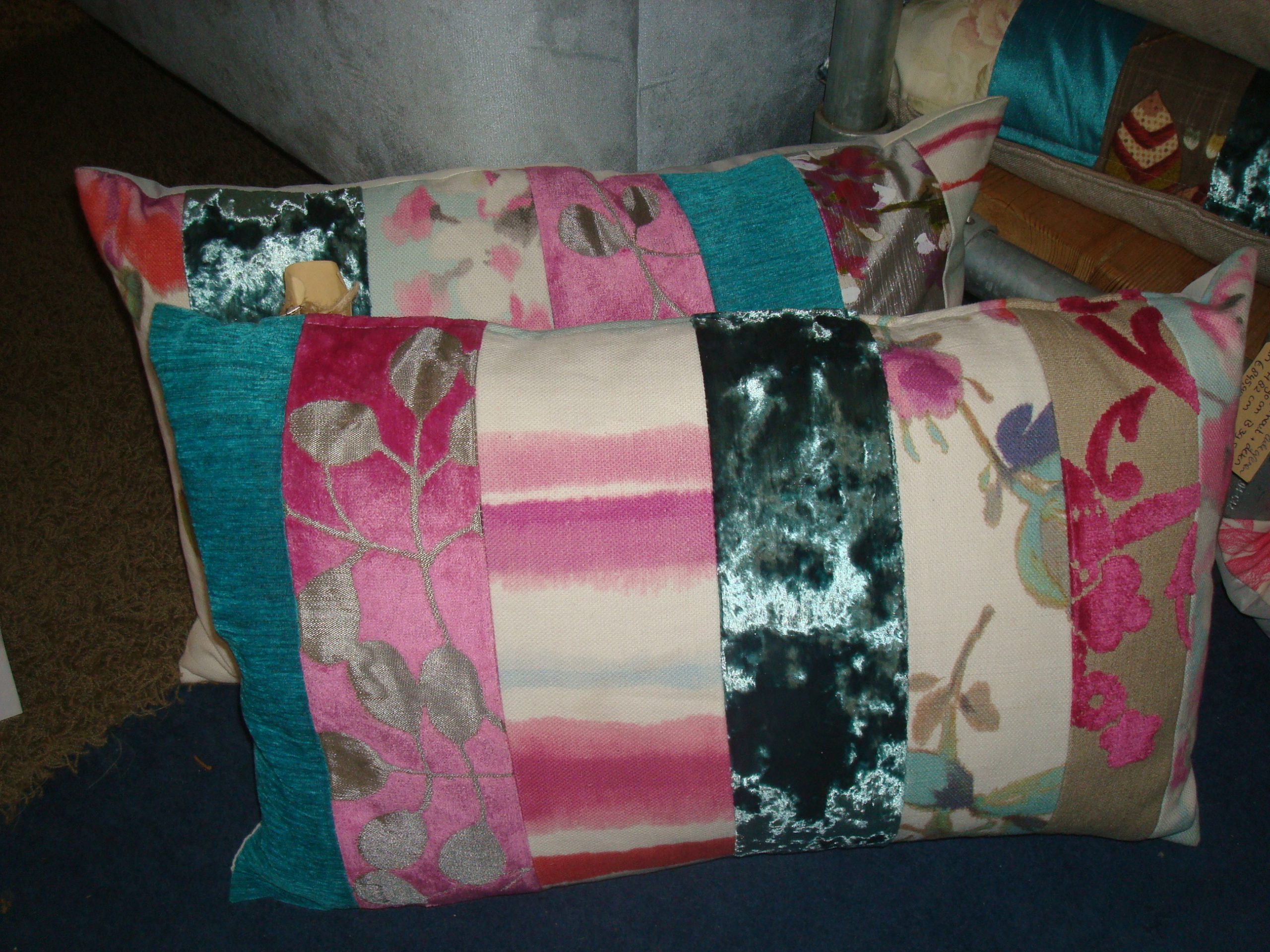 Roze blauw kussen 40x60cm langwerpig, M.M. Metamorphosis, patchwork delen incl. binnen kussen (op voorraad) V1 - Afbeelding 2