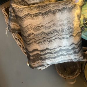 beige zwart kussen 45x45cm vierkant, Silvera, glans met golf print de achterkant grijs, incl. binnen kussen (op voorraad) V3