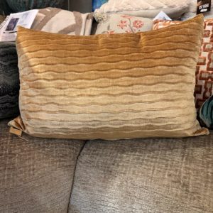 oker geel Goud kussen 40x60cm langwerpig, Silvera, fluweel met golvende print, de achterkant hetzelfde, incl. binnen kussen (op voorraad) V3
