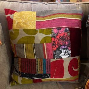 Rood roze gemêleerd kussen 60x60cm vierkant, M.M. Metamorphosis, patchwork handwerk, de achterkant rood, incl. binnen kussen (op voorraad) V1