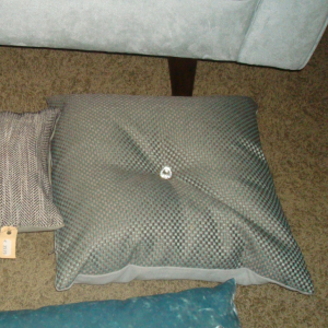 Groen blauw kussen 45x45cm vierkant, M.M. Metamorphosis, linnen structuur met knoop capiton achterkant grijs inclusief binnen kussen (op voorraad) V1