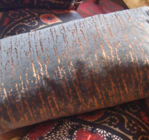 Bruin taupe roest kussen met warme kleur streep voor en achter gelijke print 40x60cm langwerpig, M.M. Metamorphosis, (op voorraad) v1