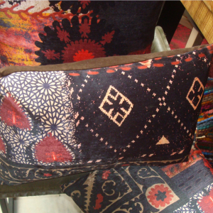 zwart rood kussen 40x60cm langwerpig, M.M. Metamorphosis, fluweel print patchwork look de achterkant bruin fluweel (op voorraad) V1