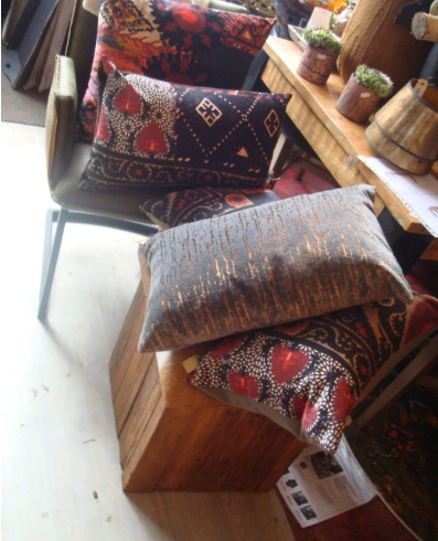 zwart rood kussen 40x60cm langwerpig, M.M. Metamorphosis, fluweel print patchwork look de achterkant bruin fluweel (op voorraad) V1 - Afbeelding 2