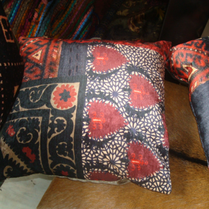 Rood zwart gemêleerd kussen 45x45cm vierkant, Claudi M.M. Metamorphosis, rood zwart fluweel print achterkant goud incl. binnen kussen (op voorraad) V1