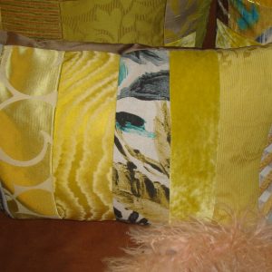 Geel oker kussen met diverse verticale stroken 40x60cm langwerpig, M.M. Metamorphosis, de achterkant taupe handgemaakt patchwork incl. binnen kussen (op voorraad) V1