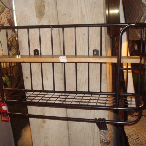 hout met zwart ijzer  kapstok wand rek, Varios, zwart ijzer met 5 ophang haken en een bruin houten plank met eronder ijzeren raster open plank 65 lang 37 hoog en 17 diep, (op voorraad) V1