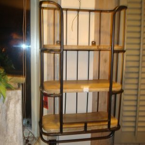 bruin houten wand rek kapstok boeken plank, Varios , 40 breed-70hoog -20 cm diep 3 x houten planken met ijzer omgeven en eronder 5 haken zwart ijzer  V0