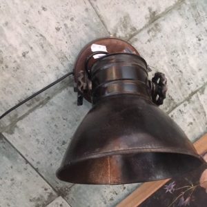 zwart metaal houten voet bruin, Hoogendam Interiors by Mooss, wand/staande lamp zwart spot met beweegbare kap en ophang attributen : 20cm breed en 20 hoog zwart ijzer lampen kap houten kleur lampen houder  v0