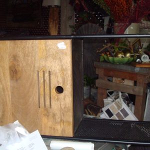 bruin mango houten kast locker met ander kant open deel kan hangen met ophang haken eraan en zwart ijzer boven en onder en frame, Varios, is  40 hoog -70 breed -20 diep wand rek zwart ijzer v0