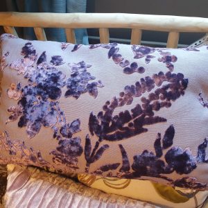 Paars lila kussen 40x60cm langwerpig, Claudi, met fluweel bloemen patroon, achterkant fluweel paars, linnen basis, inclusief binnen kussen (op voorraad) V1