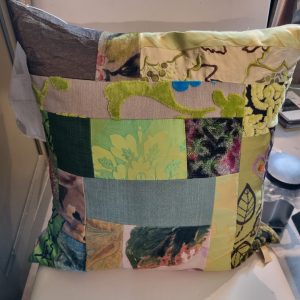 Groen gemêleerd kussen 60×60cm vierkant, M.M. Metamorphosis, patchwork hand werk, de achterkant grijs zijden look, prijs incl. binnen kussen (op voorraad) V1