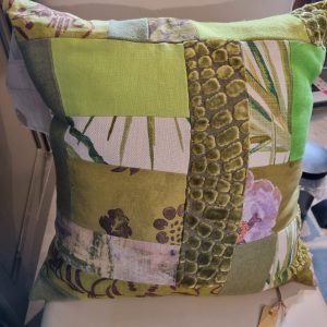 Groen gemêleerd kussen 60×60cm vierkant, M.M. Metamorphosis, patchwork hand werk, de achterkant grijs linnen look, prijs incl. binnen kussen (op voorraad) V1