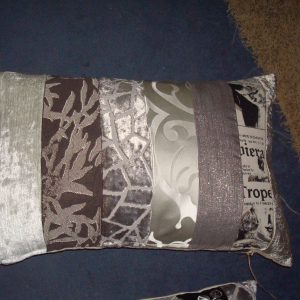 Zwart bruin grijs gemêleerd kussen 40x60cm langwerpig, M.M. Metamorphosis, stroken achterkant taupe gemêleerd, handgemaakt incl. binnen kussen (op voorraad) V1