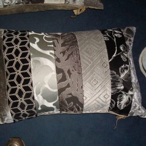 Zwart bruin grijs wit kussen 40x60cm langwerpig, M.M. Metamorphosis, stroken achterkant wit, handgemaakt incl. binnen kussen (op voorraad) V1