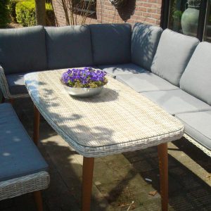 grijze kussens bij de tuin set : twee gecoate aluminium hoekbanken en laag bankje zonder rug en hogere tafel met glazen plaat, Klus wijs tuin set lounge bamboe look white wash, buiten en veranda of binnen bank De bank is ook los te koppelen aluminium poten met houten look  , leuning links dan deel bank is 196 cm lang en rechter deel is 251 cm lang, de zithoogte is 46 cm met kussen en zonder kussen 36 cm, hoogte met achter leuning is 84 cm, zitdiepte is 60 cm,  tafelblad is 146 cm lang 75 cm breed en 68 cm hoog, het kleine bankje zonder rug  is 120 cm lang 40 cm breed en 35 cm hoog, High dining loungeset colombia ( op voorraad) V1