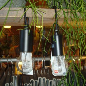 zwart metaal,light and living, zwart Klamp black lamp houder met draad en haak zo dat je hem kan ophangen met uit een aan knopje aan het snoer is 6 cm lang de lamp houder 4 cm doorsnede geschikt voor een dikke fitting lamp , snoer is 1,5 M lang,  (op voorraad) V3
