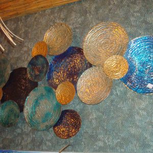 blauw tinten met goud  hang object geheel van metaal schilderij, Ter Halle, hand werk, kunstwerk ,muur decoratie , op verschillende manieren te hangen , 130x60x5 ( op voorraad ) v1