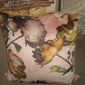 Roze oker bloemen print kussen 60x60cm vierkant, M.M. Metamorphosis, de achterkant oker links, incl. binnen kussen (op voorraad) V1