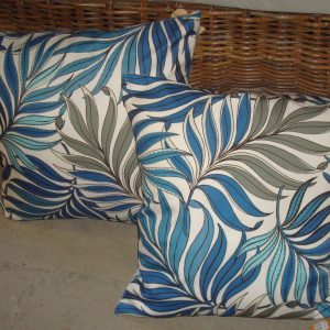 Blauw grijs kussen met bladeren 50x50cm vierkant, M.M. Metamorphosis, achterkant geruit, inclusief binnen kussen (op voorraad) V2