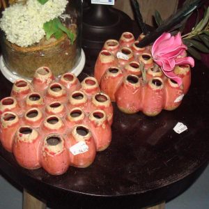 roze aardewerk, Luimes & Luimes, geglazuurd tulpen vaas met meerdere openingen met paar bloemen al leuk  Pasco 1-1 pink 20x20x8 cm vaas/pot (op voorraad) v1