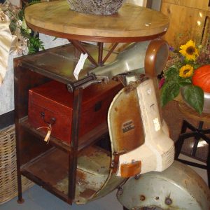 bruin houten blad in diverse opstelling mogelijk informeer naar de mogelijkheden echte scooter verbouwd tot bartafel/kast vintage Varios  66x100x110 cm V 0