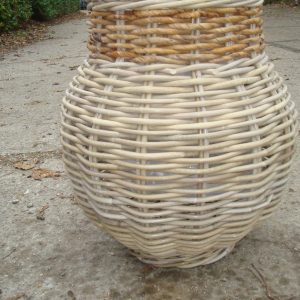 rotan naturel grijs, Van der Leeden Mandwerk, , plant pot bloem vaas mand bol kruik vorm met  rechte hals. plastic aan de binnen kant Ø 45x50 cm. (op voorraad) V2