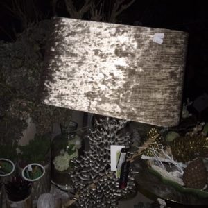 Light and Living , zilver fluweel kleur een langwerpige lampenkap op staande voet lang 40 cm, diep 25, hoog 25 en boven 38 cm lang loopt dus iets taps toe speciale stof met glans ( op voorraad ) V1