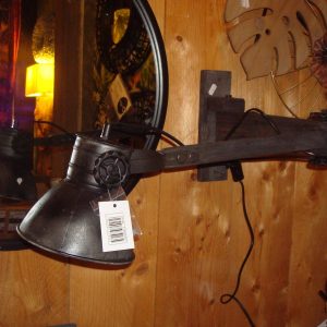 Zwart ijzer met houten arm, Hoogendam Interiors by Mooss, muur/wandlamp/lamp vergrijsd hout met metalen kap verstelbaar op vele plekken uitvouwbaar en inklapbaar  lang : 0.76 kap 18cm compleet met muur houder ( op voorraad )