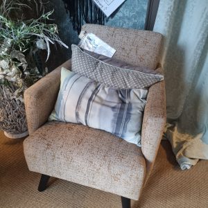 Oker van Meubitrend,stof ,Matris 132 gold fraaie gemêleerde stof, fauteuil/stoel Floor, met zwarte poot, Diepte: 80cm / breedte: 65cm / Hoogte: 80cm (op voorraad) V 1