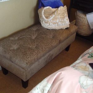 grijs bruin fluweel met glans en capiton tafel, hal, bankje,hocker poefhouten poot zwart, Meubitrend, genaamd Maribelle diepte : 45cm lengte 82 hoogte: 39 cm,  stof naam labyrinth 68  (op voorraad) V1
