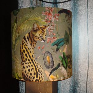 groen fluweel,Diga Colmore, lampenkap voor op voet staand, Shade cilinder Fabio forest on gold,  heeft verschillende kleur beest kanten zie foto  doorschijnend fluweel als lamp aan gaat, met print verschillende aanzicht vlakken net welke u mooi vindt zie foto. 42x42x42 lampenkap/kap/lamp (op voorraad) V1