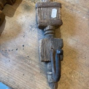 bruin hout snijwerk met haak voor  jas kapstok, Varios ,oud paneel van bruine houtsnijwerk 26 cm lang en 9 cm breed,  decoratieve haak voor als  hang kapstok met aan achterkant haak zo dat je hem kan ophangen  ( op voorraad ) V1