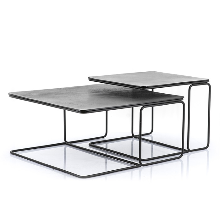By Boo, zwarte salontafel set 2 voor prijs van -Scott- van zwart ijzer de elementen passen leuk over elkaar heen afmetingen van de 2 tafels ook individueel te plaatsen : ene