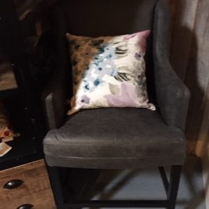 BRIK Group, zwart leer geimpregneerd tegen vlek en vuil en kat en hond proof barstoel / barkruk Julian met arm leer bewerkt zacht aan de handen en niet koud of glad kleur donker antraciet zithoogte 70cm, hoogte arm 50cm , breed 60 , zwarte houten poten