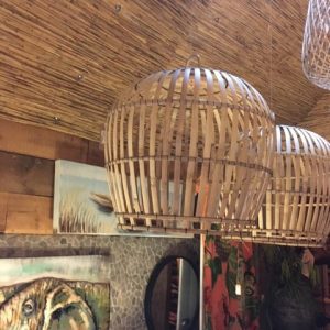 bruin rotan, Manggis Living,  mooie grote lamp ook wel een hanenmand genoemd met  baleinen large en al voor u een fitting erin gemaakt dus met ophang materialen   doorsnede 60 hoogte 60 (op voorraad v 2)