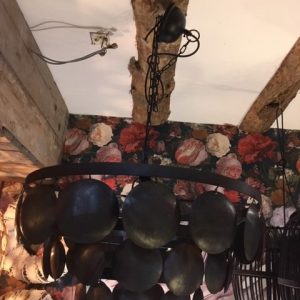 zwart bruin metaal, Hoogendam Interiors by Mooss, zwart gemêleerd en geheel van metaal maar niet super zwaar . hanglamp met ijzeren schijven zwart verweerd en 50 cm doorsnede en 30 hoog V0