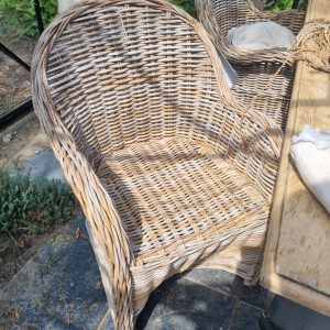 Van der Leeden Mandwerk BV, rotan vergrijsd riet Eetkamerstoel/stoel, antique grey met een zwart kussen armhoogte 60, hoogte rug 90, breedte 60, diepte 46 cm. (op voorraad)