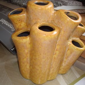 geel oker aardewerk, Luimes & Luimes, geglazuurd tulpen vaas bloem met meedere openingen   EVI 1_1 ORANGE REACTIVE 18X16X17CM cm avoor enkele bloemen/ takjes weinig nodig dan al mooi  (op voorraad) V 2