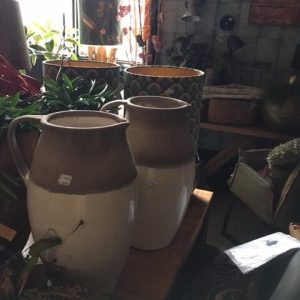 bruine bovenkant creme onderkant aardewerk, Luimes & Luimes, geglazuurde onderkant boven deel mat  bloemen kruik schenk kan vaas of plant kan Prachtig  groot  NORWICH 2_3 white rond doorsnede 27 nm  hoogte 45 CM -  (op voorraad) v2