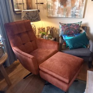 Sevn , bruin/oranje/koper kleur, Adore-Copper (D) fluweel stof, gemakkelijk afneembaar, stoel/Fauteuil Dea met bijpassende hocker Dea, draaibaar met een zwart metalen onderstel, 52Lx103Hx60B cm V 0