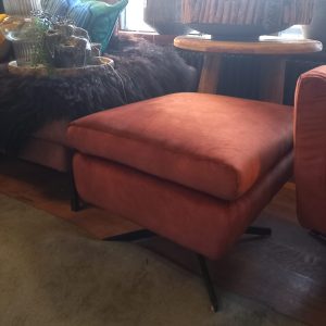 Sevn , bruin/oranje/koper kleur, stof genaamd Adore-Copper (D) fluweel een gemakkelijk afneembare stof de Hocker genaamd Dea (bijpassend bij fauteuil Dea), draaibaar zwart metalen onderstel, 52Lx48Hx60B cm  V 0